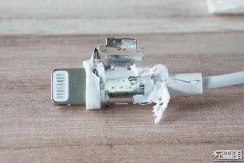 充电器插头粘上胶水还能用吗