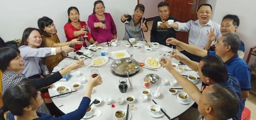 aa聚餐超预算怎么给人家钱