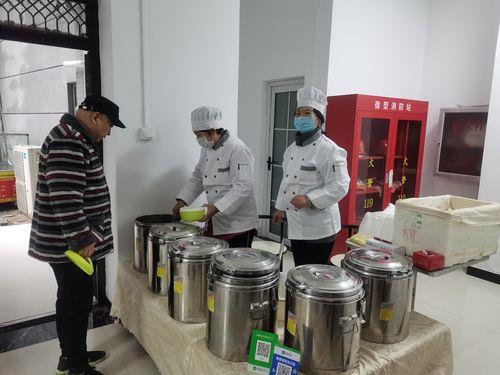400人就餐，食堂炊事人员应怎样配置