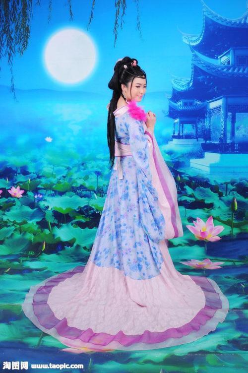 形容女人穿古装漂亮的词