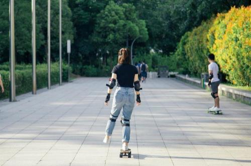 初学者怎么玩滑板