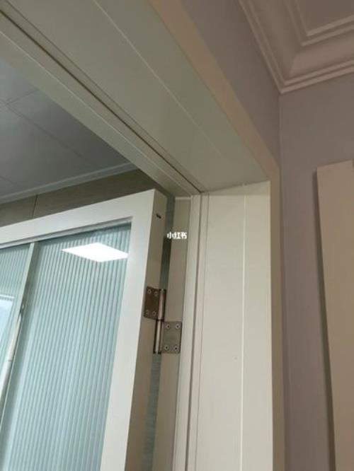 卫生间单包边门装里面还是外面