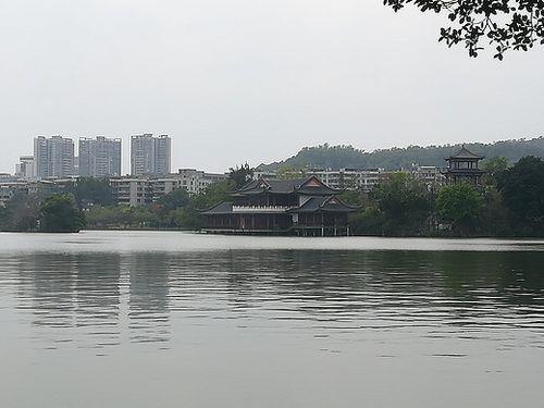 红花湖正门是哪个