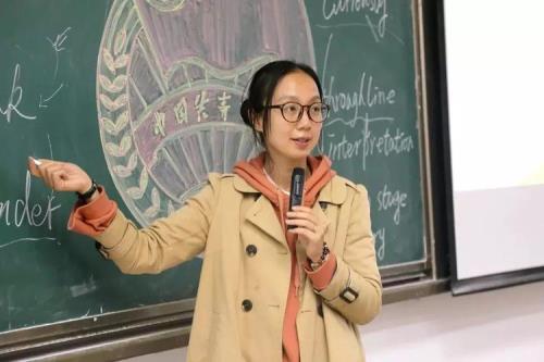 学校里班长和团支书哪个大