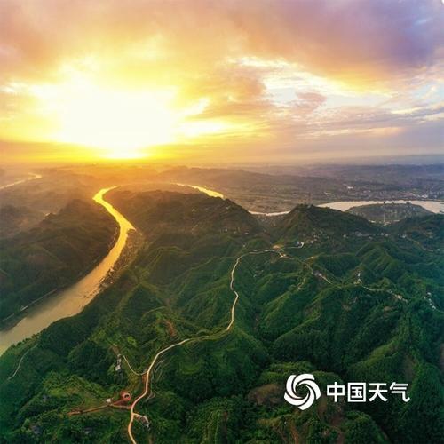 山河壮丽增国色的下联