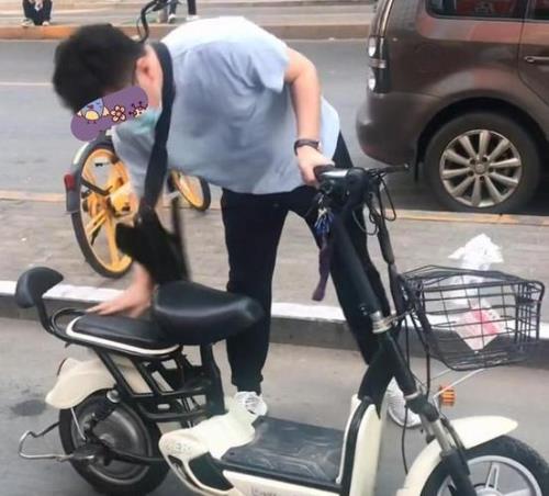 男生骑电动车带着女生手放哪