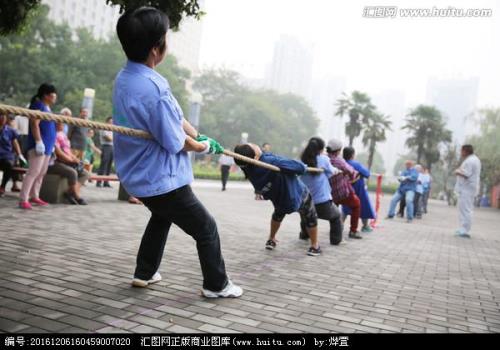 拔河比赛站最后的怎么拉绳
