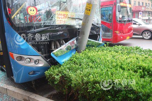 撞灯杆交通事故分析