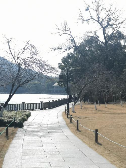 漫步西湖边我们会想起哪两首诗