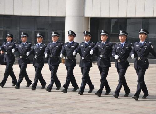 考法警要求什么