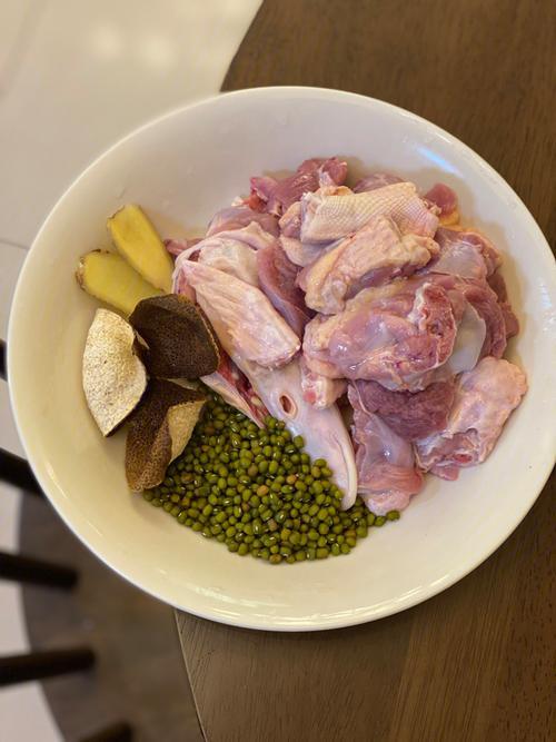 水鸭母炖绿豆的做法