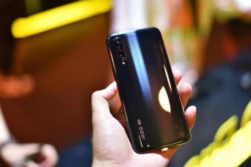 为什么iqoo会突然变暗