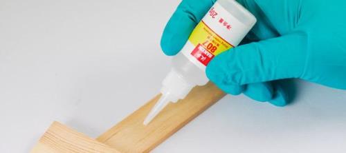 502弄到皮革上怎么能除掉