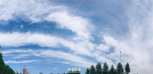 清晨天空中布满了阴云扩写句子
