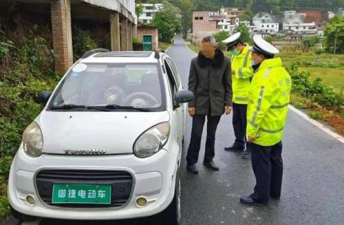 老年四轮代步车，进城，市交警查吗