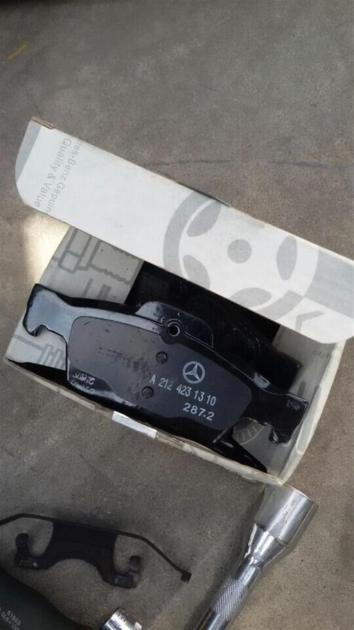 12年奔驰s350后刹车片怎么换