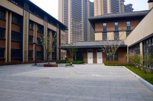 远东一小和庆安小学哪个好