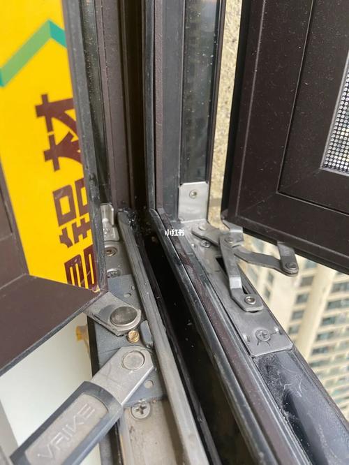 断桥铝窗户一边倾斜怎么调整
