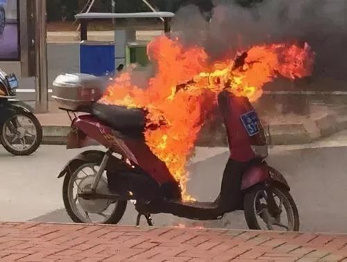电动车自燃人在车里怎么办