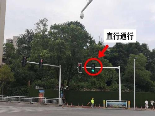 四岔路口怎样看红绿灯右转直行