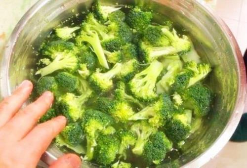 西兰花一般焯水多久