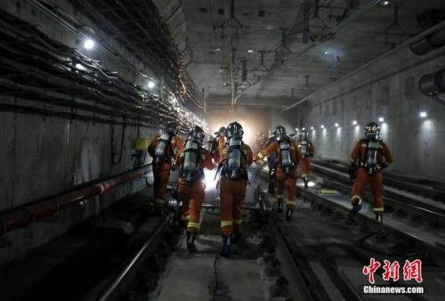 地铁逃生怎么卖装备