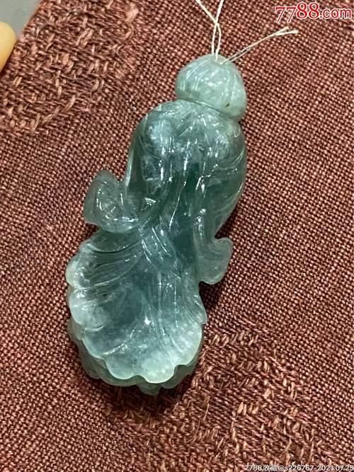 翡翠白菜吊坠适合什么绳