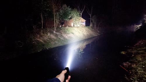 夜晚空中闪闪发光的固定物体