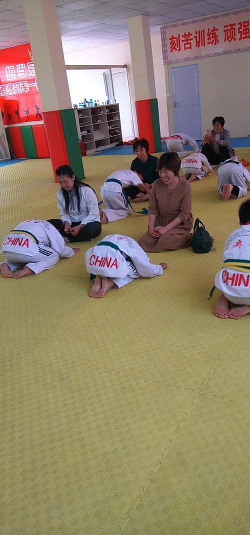 男子跆拳道光脚惩罚方法