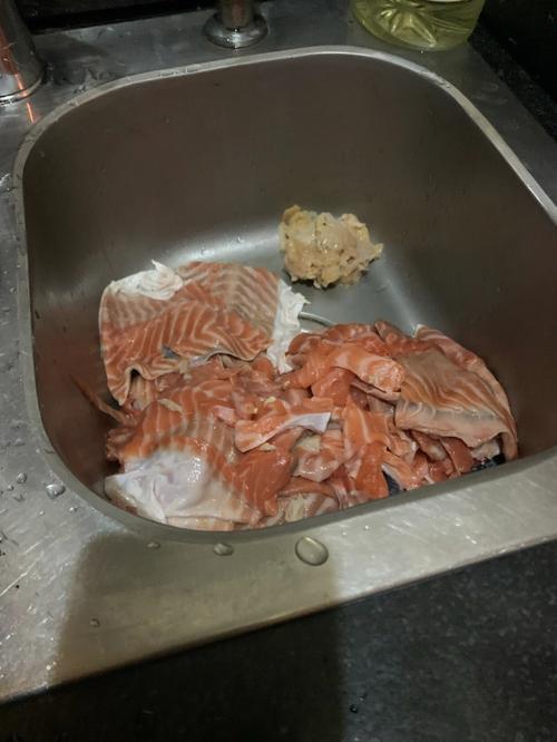 猫咪不吃三文鱼边角料怎么办