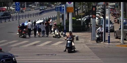 自贡电瓶车闯红灯抓拍不