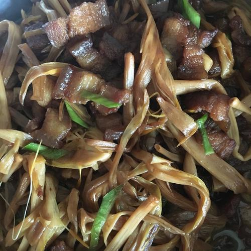 黄菜烧肉的做法