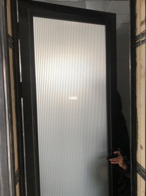 长虹玻璃门里面起雾