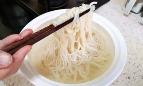 面馆里下面用的高汤怎么做的