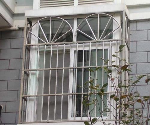 断桥铝窗户一个角翘怎么调整