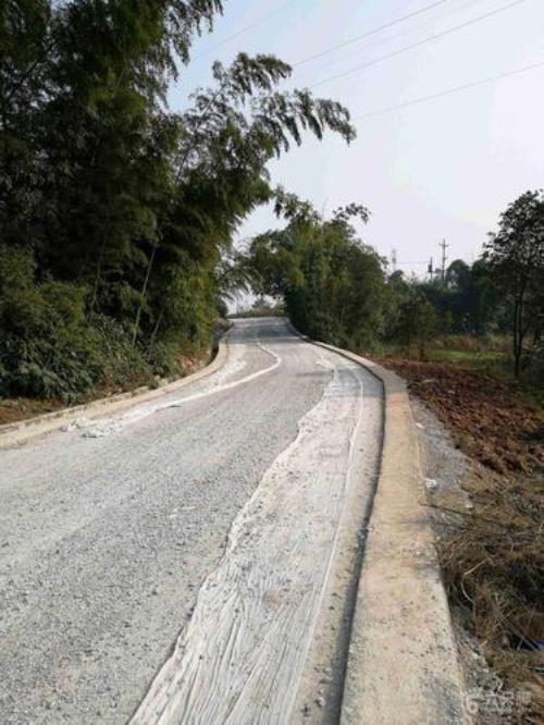 为什么水泥路要挖好多圆洞