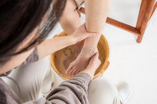 给女人洗脚的正确方法