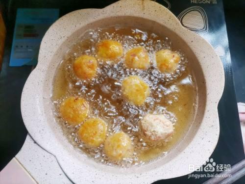 炸丸子油锅起沫溢出来怎么回事
