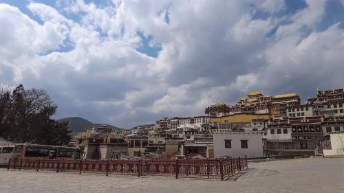 松赞林寺停车方便吗