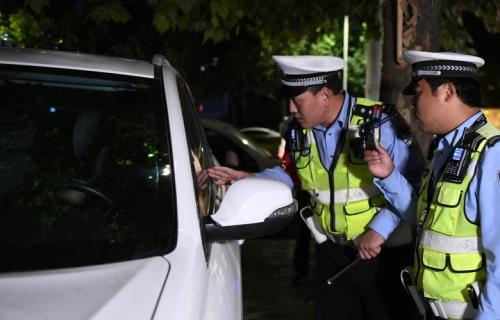 交警在厂门口查车合法吗