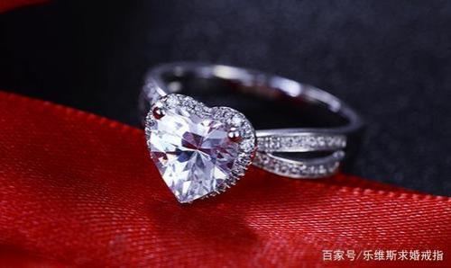 买钻戒是当场拿吗