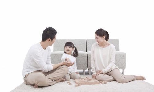 妯娌二人叙家常。打一字