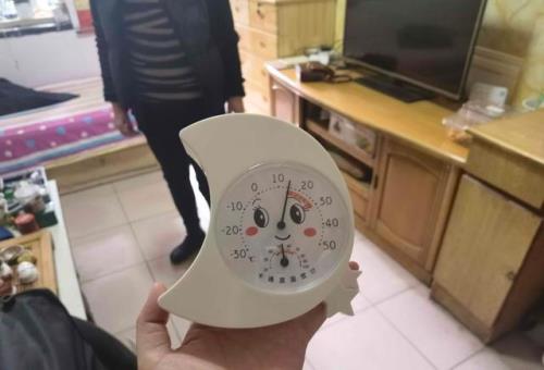 室内墙面温度与室内空气温度差