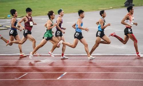 清华女1500米多久跑完