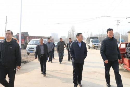 常抓不懈紧抓不放类似词语