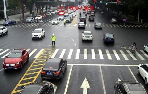 需要闯红灯的情况下怎么报警