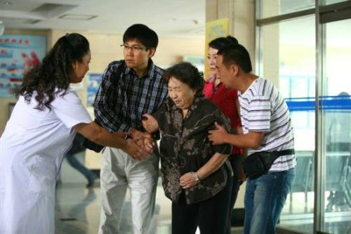 谁来伺候妈主题歌歌词