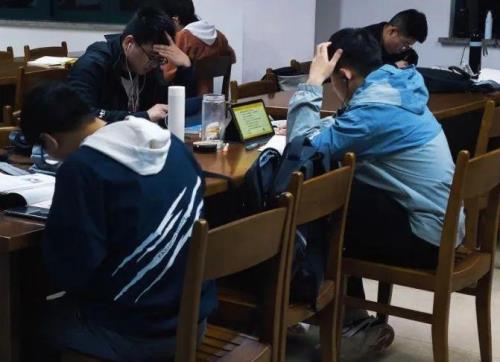 “奋笔疾书”的意思是什么