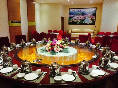 中餐宴会餐桌上右上方摆放什么