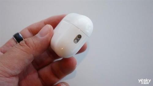 airpodspro的盒子充电会亮吗